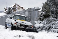 Ha a közlekedőket meglepi a hó, könnyű milliós kárt tenni egy páréves autóban. Egy olcsó használtat lezúzni kisebb érvágás, de mérlegelni kell az ütközésvédelembeli elmaradásukat a mai autóktól