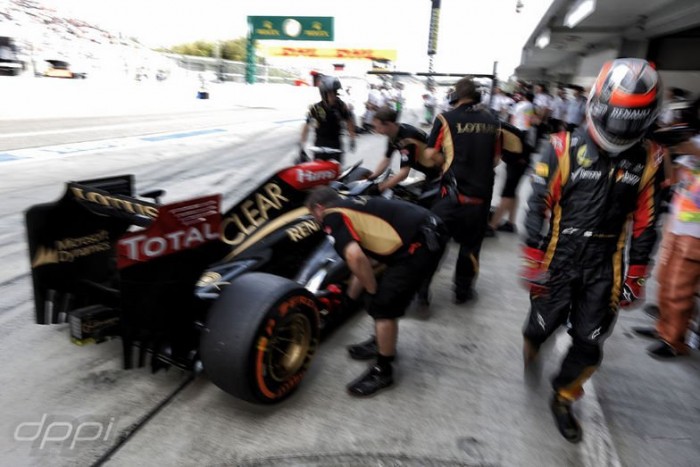 Az idei volt a legunalmasabb F1 évad? 4 Kimi sokszor adott témát a médiának, de hiába az átigazolási botrány, és a fizetés elmaradása, a pályán történő események ezektől eltekintve még kevés izgalmat hoztak, főleg az évad második felében