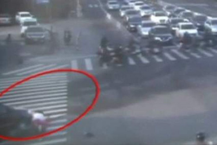 Autó hajtott át egy nőn a zebrán