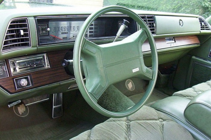 Top 10: Autós elsőségek 1 Légzsák (1974) - Ma már kivétel nélkül minden autó légzsákokkal ellátva gurul ki az üzemből. Az 1974-es Cadillac, Buick és Oldsmobile modellek voltak az elsők, amiket sorozatgyártásban ilyen életmentő szerkezetekkel szereltek fel, mint például a képen látható 1975-ös Buick Electra. Az 1987-es Porsche 944 Turbóban volt először kettős légzsák, és 1994-ben a Volvo 850-ben használtak elsőként oldallégzsákokat is.