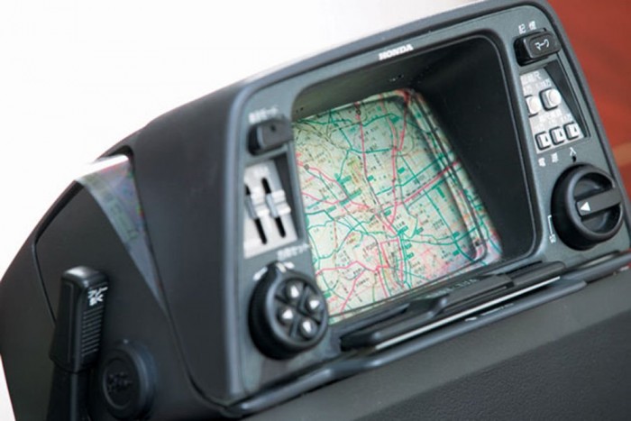 Top 10: Autós elsőségek 8 Navigáció - 1981-ben Honda és az Alpine Electronics elkészítette első autós navigációt, az Electro Gyrocatort, aminek még semmi köze nem volt a GPS műholdakhoz. Ahhoz, hogy látni tudja a sofőr merre halad, egy átlátszó térképet kellett a monitor elé feszítenie, amin meg kellett jelölnie, hogy hol áll éppen, és menet közben egy giroszkópos rendszer segítségével mozgott a pont a térképen, figyelembe véve a sebességet és az irányváltásokat. A rendszer rendkívül pontatlan volt így nem igazán terjedt el.