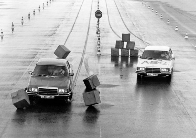 Top 10: Autós elsőségek 5 ABS - 1964-ben elkészült az első generációs blokkolásgátló, amelynek megbízhatósága még nem teljes. Azonban 1978-ra megkezdődik a blokkolásgátló fékrendszerek sorozatgyártása (a Mercedes-Benz és a BMW számára), immár tökéletesen megbízható rendszerrel. 1981-re elkészül a százezredik ABS.
