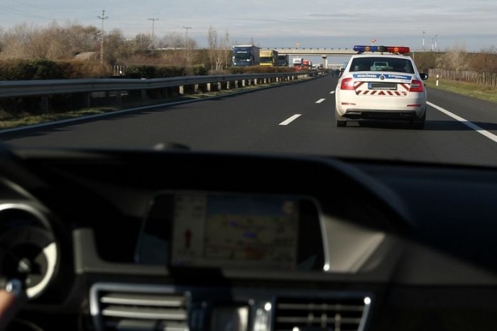 Szlovák rendszámos álrendőr garázdálkodik az M7-esen 6 | Vezess Útban a kihallgatás felé