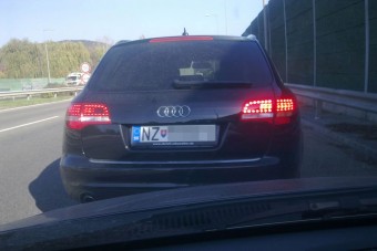 Szlovák rendszámos álrendőr garázdálkodik az M7-esen