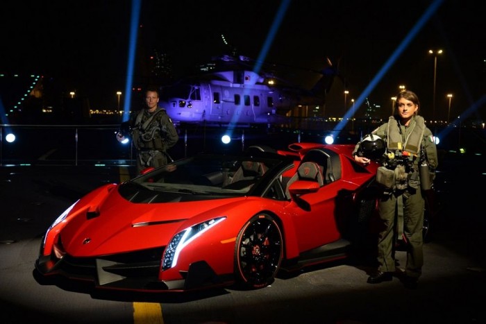 Anyahajón landolt a nyitott Lamborghini 5