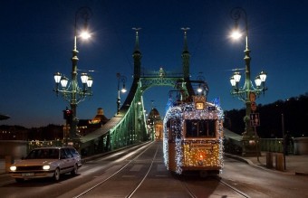 Karácsonyi villamos áll forgalomba Budapesten
