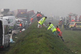132 autó ütközött a tömegkarambolban - videó