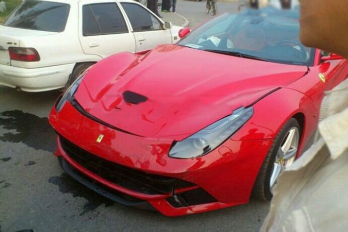 Durván kettészakadt a Ferrari 8 | Vezess Ferrari F12 Berlinetta