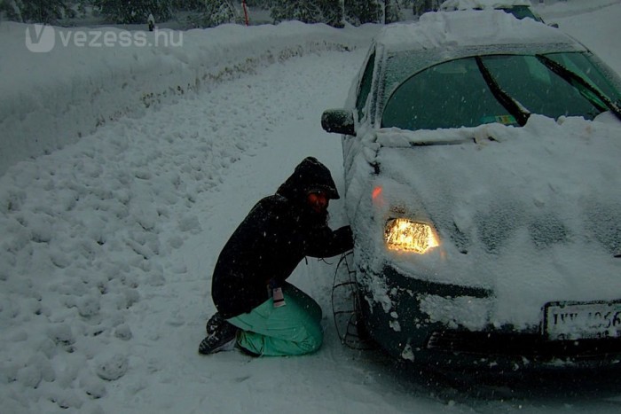 Fagyott kézzel, hóban görnyedve gyötrelmes dolog a hólánc felszerelése