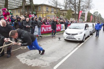 Egy tucat autót húzott el az erőember