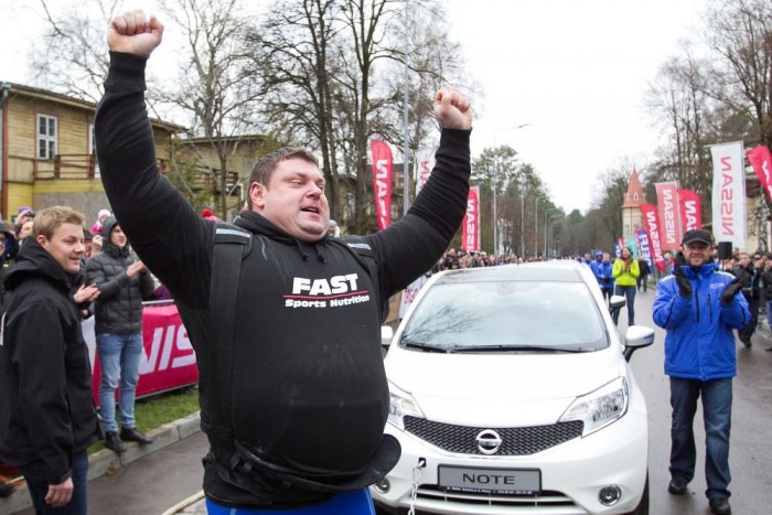 Egy tucat autót húzott el az erőember 5 | Vezess Egy tucat autót húzott el az erőember 5