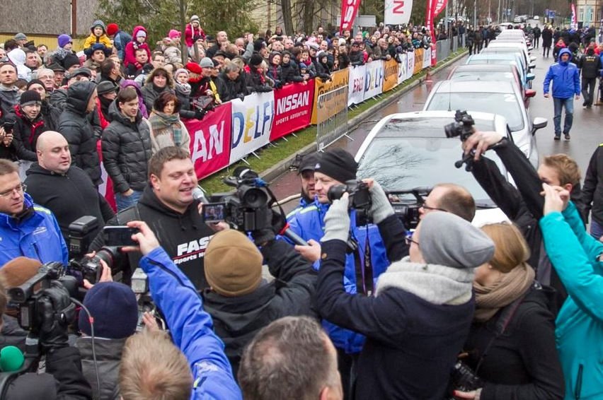 Egy tucat autót húzott el az erőember 6