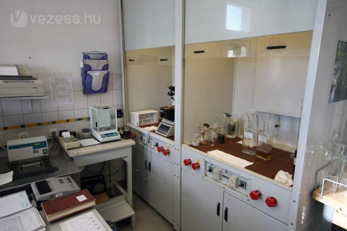 Innen jön a benzin, gázolaj 7 Saját laborja is van a Dunatárnak, ahol nemcsak a saját üzemanyagok minőségét ellenőrzik, - addig el sem kezdik a lefejtést, míg meg nem vizsgálják, mit kaptak - hanem a kutakról érkező mintákat is itt vizsgálják.