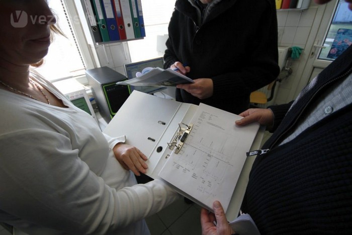 Innen jön a benzin, gázolaj 8 A jól felszerelt laborban sokféle tulajdonságot tudnak mérni a kén-, illetve víztartalomtól, egészen a hidegen szűrhetőségig. Minden mért tulajdonságot dokumentálnak.
