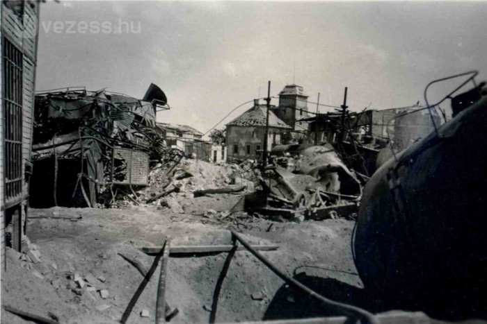 Innen jön a benzin, gázolaj 23 A Shell expediciós telepének romjai a '44 július 14-i bombázás után