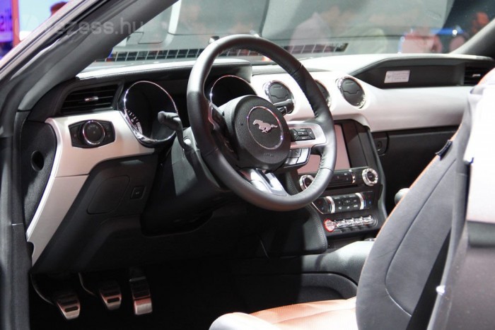 Turbómotorral jön Európába a Ford szíve és lelke 12