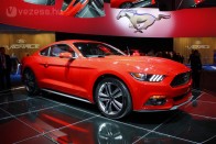 Továbbra is retrohangulatú, de modern designnal megérkezett az új Ford Mustang. Ez az első Mustang, amit Európában is forgalmaznak. Ott voltunk a világpremieren.