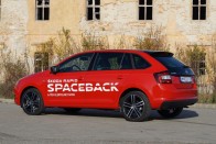 A Spaceback csak akkor néz ki jól, ha megrendelték hozzá az üvegtetőt a fekete csomagtérfedél-dekorbetéttel