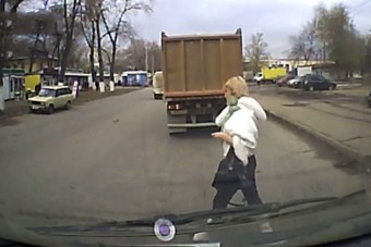 Majdnem elcsapta a busz a telefonáló nőt