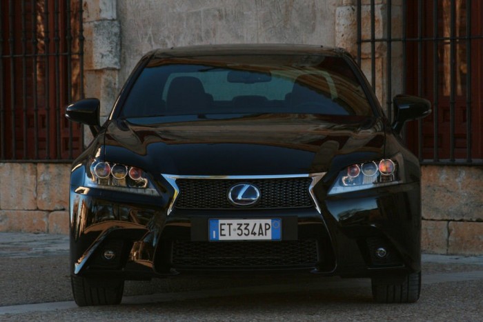 Lexus GS 300h: hibridet a dízel helyett? 8 Nem létszik a belső sávban, hogy a GS 300h az új alapmodell. 12 millió forintba kerül, mint a V6-os, nem hibrid GS 250
