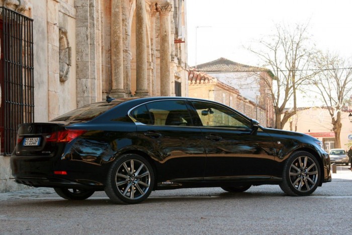 Lexus GS 300h: hibridet a dízel helyett? 4 Kellően erős a hajtásrendszer, a nagyon alapos zajszigeteléssel erős gyorsításnál sem bőg zavaróan a négyhengeres benzines