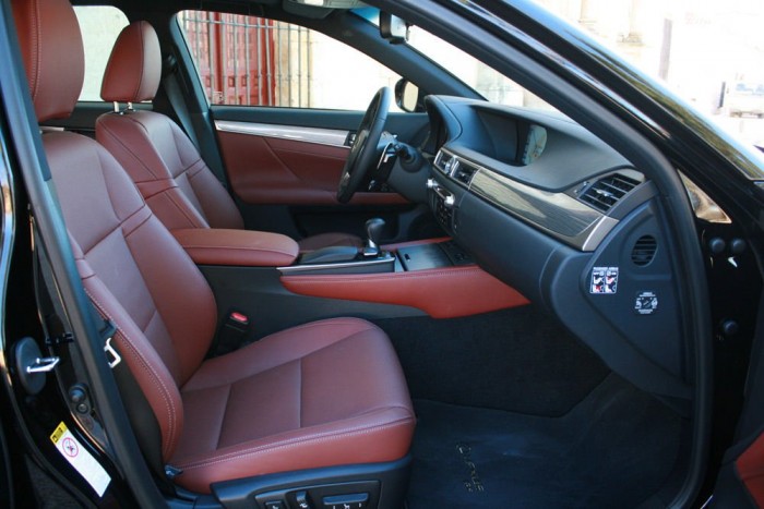 Jó volna az üléshelyzet, de tolótetővel együtt kevés a fejtér magas embereknek