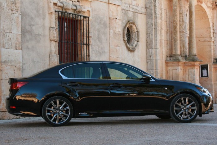 Lexus GS 300h: hibridet a dízel helyett? 2 Nem könnyű: kiviteltől függően 1730-1830 kilót nyom a négyhengeres hibrid. Átlagfogyasztása a szabványos mérés szerint csupán 4,7-5,0 l/100 km