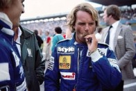 Ma ha egy pilóta dohányzik, azonnal a címlapokra kerül, de még Keke Rosberg korában csak arra kellett vigyázni, hogy nehogy lángra kapjon a bajusz!