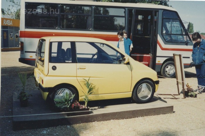 Nem lehet véletlen a háttérbe komponált kisbusz. A Tecoplan az Ikarus szakembereinek gyermeke.