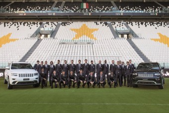 Terepjárókban a Juve focistái