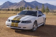 2002 Ford Mustang kabrió, negyedik generáció.