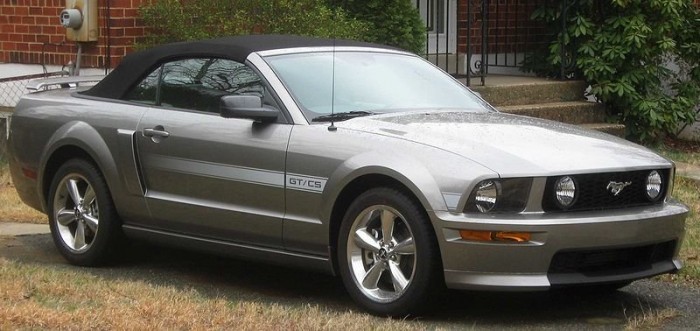 2007–2009 Ford Mustang GT/CS kabrió, ötödik generáció.