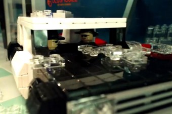 LEGO-autók pusztítanak LEGO-plázában