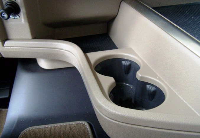 A pohártartók kivitelezése is ízléses, elegáns módon történt 