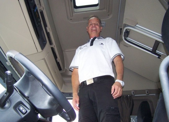 A motorsátoron állva sem veri be a fejét az ember - svéd sofőr 192-195 centiméter magas