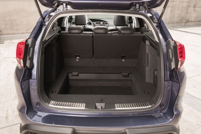 A kategória legalacsonyabb rakodópereme mögött széles és mély csomagtartó terpeszkedik