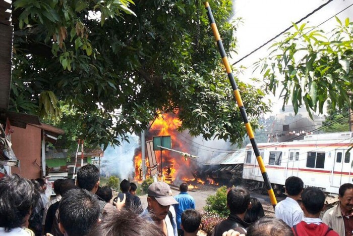 Kamionba rohant egy személyszállító vonat 3 | Vezess kép forrása: NTMC Polri