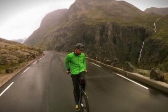 Háttal száguld a bringás, hegyről lefelé