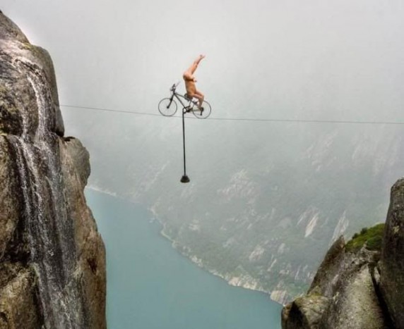 Háttal száguld a bringás, hegyről lefelé 9 | Vezess Háttal száguld a bringás, hegyről lefelé 9