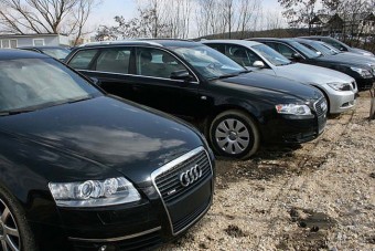 Elképesztő mennyiségű autó jön külfödről