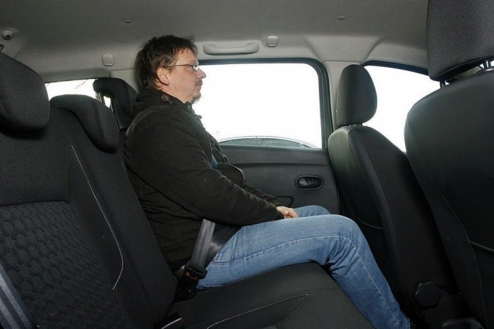 A kilencszáz köbcentis családi kombi 9 | Vezess 181 centis, mázsás újságíró-porhüvely terpeszkedik kabátban is kényelmesen a hátsó ülésen