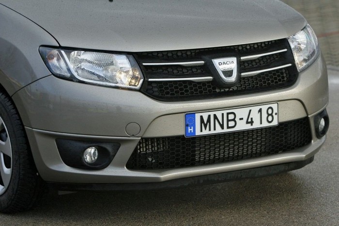 A kilencszáz köbcentis családi kombi 6 | Vezess Éles, agresszív az új Logan-pofa