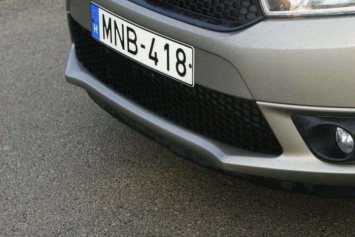 A kilencszáz köbcentis családi kombi 13 | Vezess Talán az Audi kezdte ezt a pengeszerű frontspoilert, mára sokan átvették