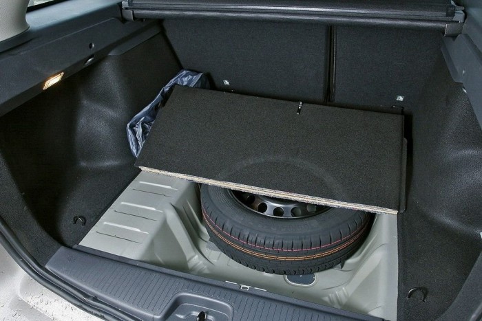 A kilencszáz köbcentis családi kombi 14 | Vezess 573 liter alá még befért a teljes pótkerék