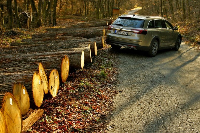 Öltönyhöz megy a bakancs? 1 Az Opel Insignia Country Tourer könnyen elboldogul a megváltozott útviszonyokkal, sárban, hóban jól teljesít a Haldex-kuplunggal, hátsó differenciálzárral működő összkerékhajtás