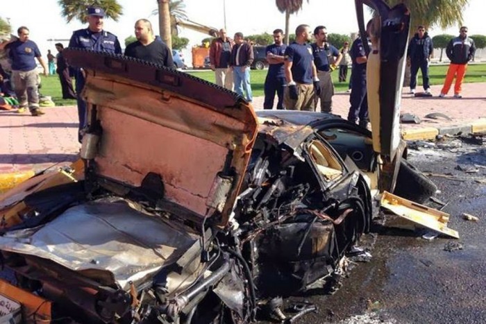 Csúnyán összetört, majd kiégett a Lamborghini 6