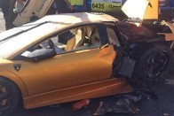 Csúnyán összetört, majd kiégett a Lamborghini 8