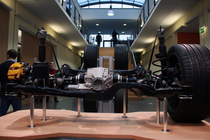 30 millióért is viszik az új Porschét 13 | Vezess Ráakasztott 4x4-nek fordítható a hang-on összkerékhajtás. A Macan alapvetően hátsókerék-hajtású, de permanens 4x4-es autó. A maketten jobb hátul a légrugós, bal hátul az acélrugós felfüggesztés látható