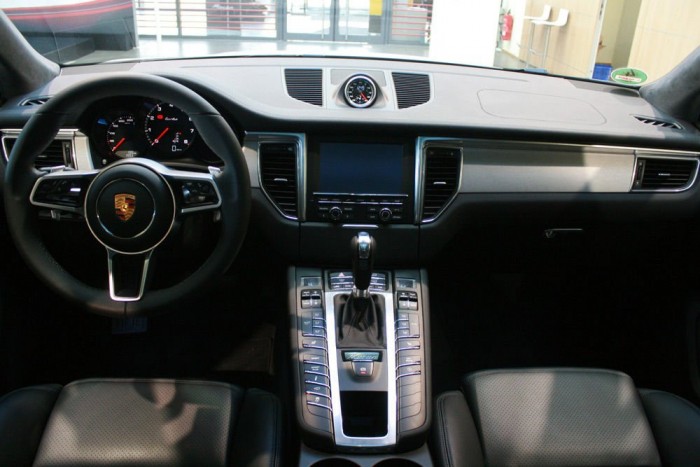 30 millióért is viszik az új Porschét 10 | Vezess Jól fest belül a Macan. Kormánya meredeken áll, ahogy kell