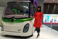 Az orrán keresztül lehet tölteni a japánok új elektromos minibuszát. A modell egyelőre prototípus, de gyártónak már van tapasztalata kisbuszok gyártása terén.